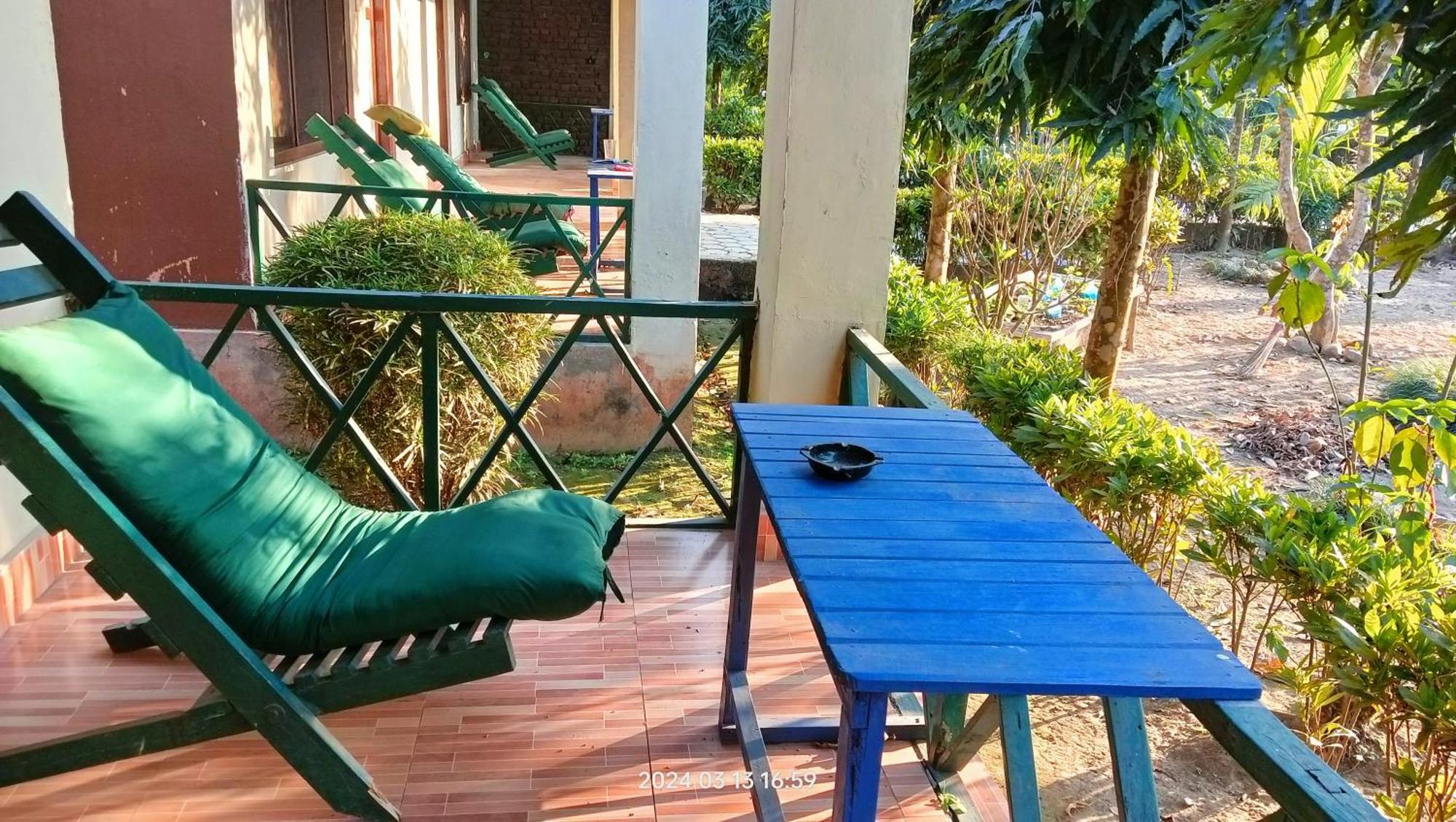 Hotel Butterfly - Peaceful Garden For Nature Lovers Sauraha Esterno foto