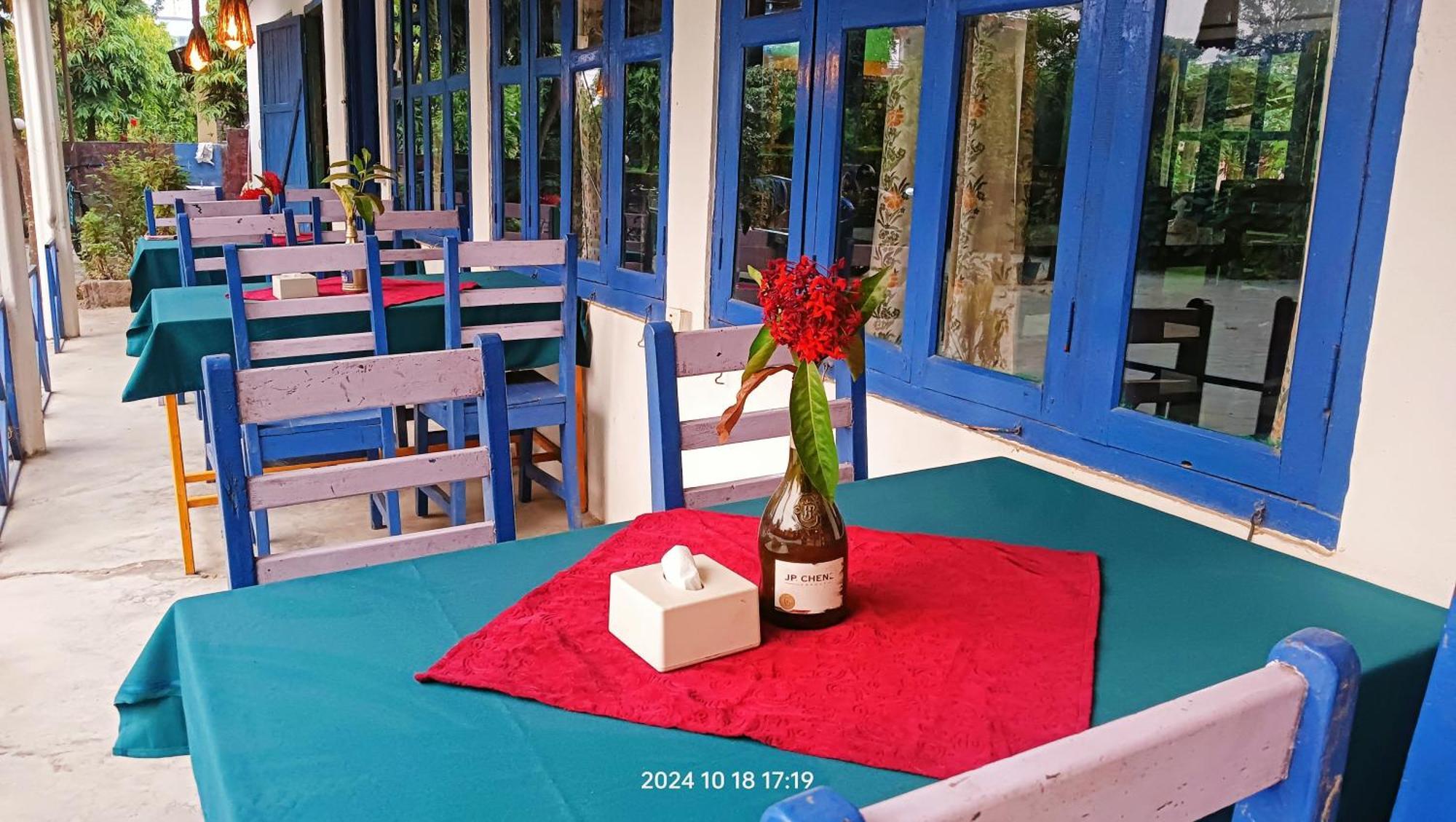 Hotel Butterfly - Peaceful Garden For Nature Lovers Sauraha Esterno foto